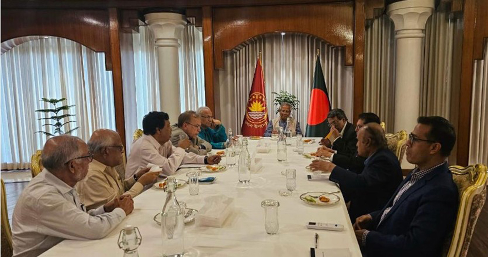 প্রধান উপদেষ্টার নেতৃত্বে দলগুলোর সঙ্গে ‘অতি জরুরি’ বৈঠক শুরু